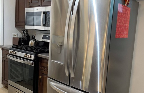 Wood Dale Casa | Near O’Hare, King Bed, Spacious, Great Backyard, WiFi, AC