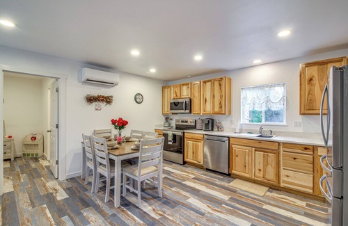 Gold Beach Casa | < 1 Mi to Ocean: Hot Tub Haven in Gold Beach