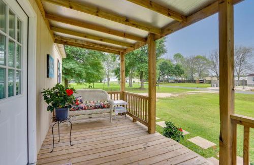 Winnie Casa | Near Parks and Lakes Pet-Friendly Winnie Cottage