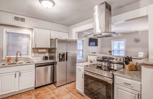 Memphis Casa | Near Parks, Zoo, & Downtown! Colonial Acres Abode