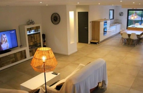 Millas Villa | Millas Chalet climatizado con piscina, cocina de verano, entre el mar/ montañas