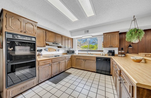 Universal City Casa | Near Randolph AFB | Pool | Grill | Sleeps 16