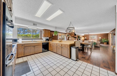 Universal City Casa | Near Randolph AFB | Pool | Grill | Sleeps 16