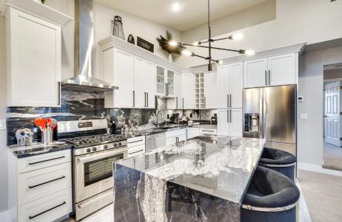 Golden Casa | Near Red Rocks Golden Getaway with Deck!