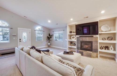 Golden Casa | Near Red Rocks Golden Getaway with Deck!