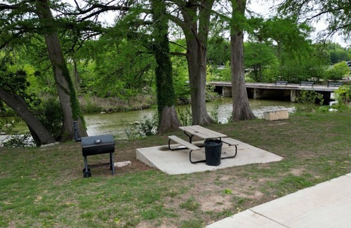 Kerrville Cabina | Near River Deluxe King Suite Cabin w/Carport #4