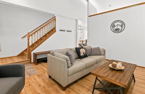 Gold Bar Casa | Near River: Hot Tub, Office, RV Parking, Dogs OK!