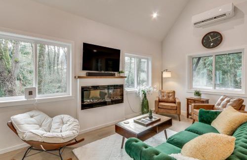 Longview Heights Casa | Near Rivers and Boating Home with Hot Tub in Longview