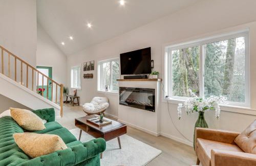 Longview Heights Casa | Near Rivers and Boating Home with Hot Tub in Longview