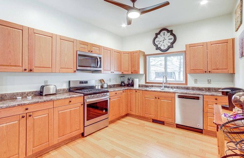 Fennville Casa | Near Saugatuck Dunes: Pet-Friendly Fennville Home!