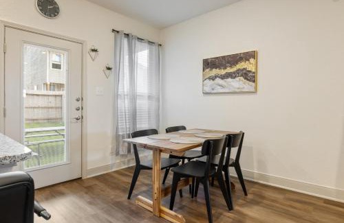 San Antonio Casa | Near Seaworld Smart TVs Backyard Dining Pet Friendly