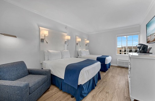 Redevelopment Area Casa | Near Shopping District! Comfortable Unit with Heated Pool, Hot Tub & Parking!
