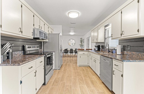 Ocala Casa | Near Silver Springs & Downtown, with 3 King Size Beds & garage game room!