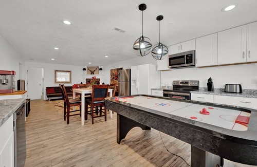 Perry Casa | Near Ski Resorts Out door Hot Tub Gas Fireplaces Air Hockey Table