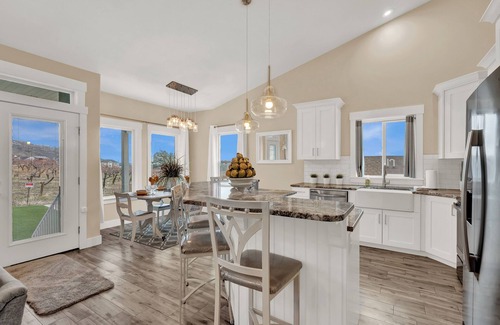 Perry Casa | Near Ski Resorts Out door Hot Tub Gas Fireplaces Air Hockey Table