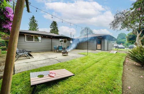 Carnation Casa | Near Snoqualmie River Pet-Friendly Gem, Fire Pit