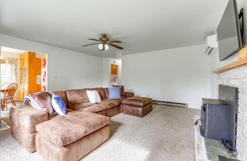 Carnation Casa | Near Snoqualmie River Pet-Friendly Gem, Fire Pit