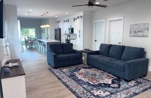 Foley Casa | Near Sports Complex, OWA, beaches, shopping, restaurants. King bed.