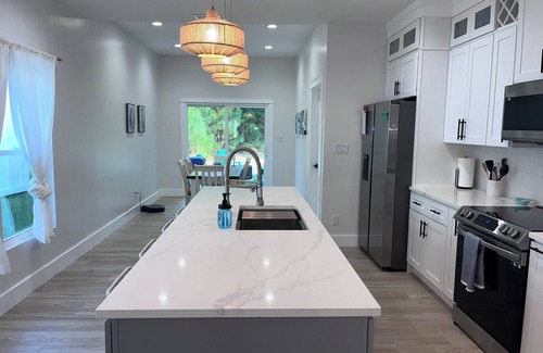 Foley Casa | Near Sports Complex, OWA, beaches, shopping, restaurants. King bed.