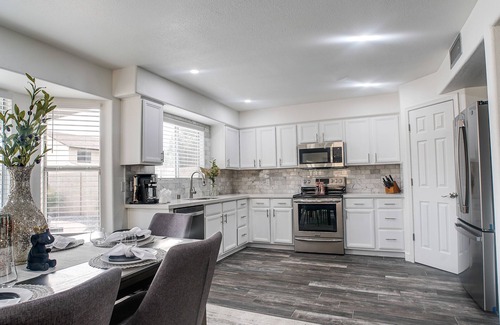Maryvale Casa | Near Stadiums, Sleeps 10 and Pet Friendly Too!
