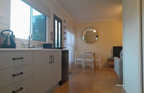 Labrador Apartamento | Near Surfers, walk to cafe's, restaurants, & dog beach. Dog friendly!