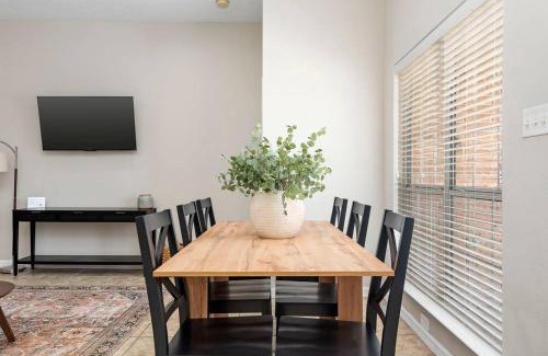 College Station Casa | Near Texas A&M, Spacious Living Room, 4 Queen Beds