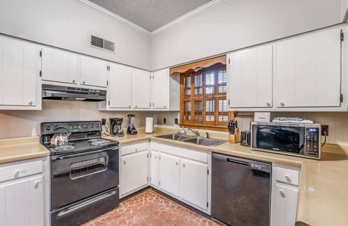 Whitehaven Casa | Near the Airport and Graceland! Holmesdale Hideout