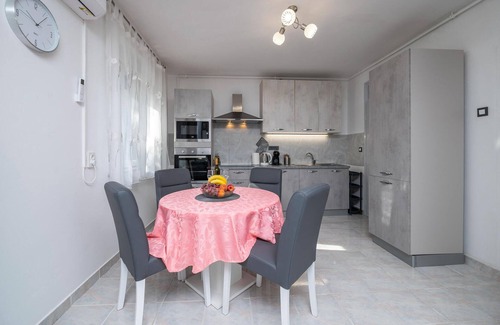 Veruda Apartamento | Near the center of Pula, this lovely and welcoming apartment welcomes you.