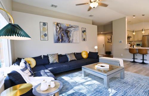 Smoke Ranch Casa | Near the Strip, Smart TVs, WiFi, private garage and backyard