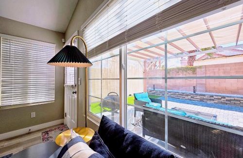 Smoke Ranch Casa | Near the Strip, Smart TVs, WiFi, private garage and backyard
