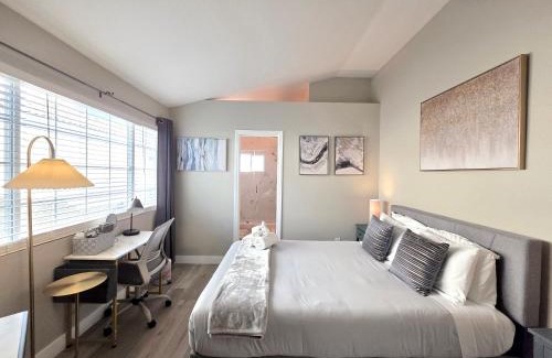 Smoke Ranch Casa | Near the Strip, Smart TVs, WiFi, private garage and backyard