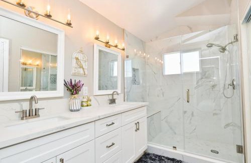 Smoke Ranch Casa | Near the Strip, Smart TVs, WiFi, private garage and backyard