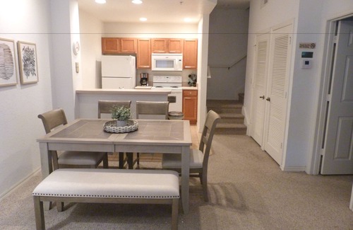 Kissimmee Casa | Near Theme Parks! Gorgeous 3 BR Town Home, Splash Park, Pool, Lake, And More!