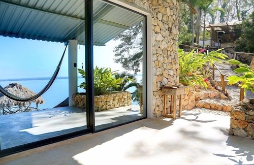 San Jose Peten Casa | Cerca de Tikal / Flores, 4B Casa con playa privada en el lago Petén Itzá, para 8 personas