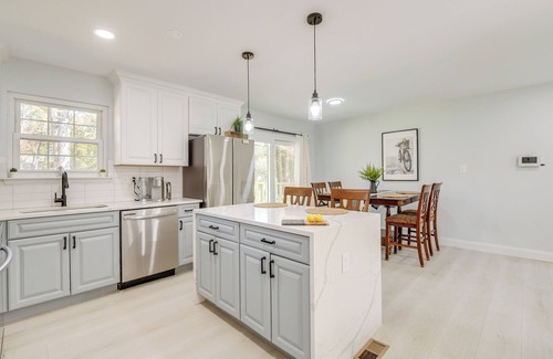 Severn Casa | Near Top Attractions: Deck Dining at Severn Home!