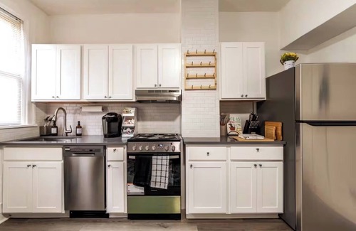 Shadyside Casa | 2BR Cozy Stay Near Walnut St, Hospitals & Campus with Private Backyard Area
