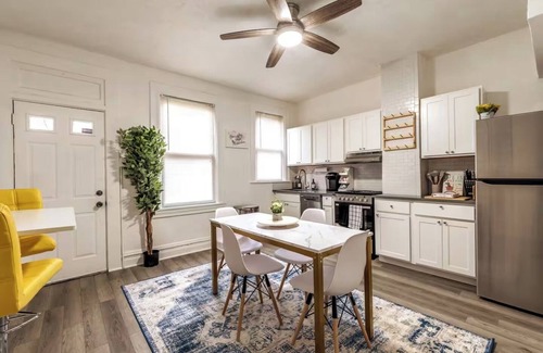 Shadyside Casa | 2BR Cozy Stay Near Walnut St, Hospitals & Campus with Private Backyard Area