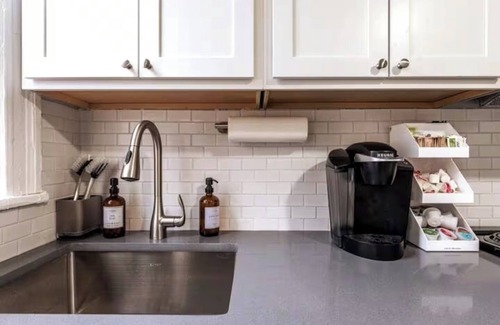 Shadyside Casa | 2BR Cozy Stay Near Walnut St, Hospitals & Campus with Private Backyard Area