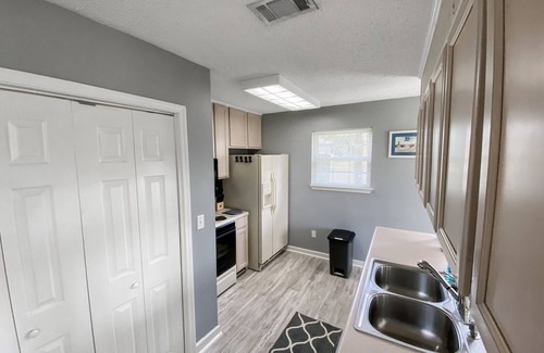 Brent Casa | Near UWF/ Hospitals/PSC. Pool & Lakefront!-Ask about the Winter deals