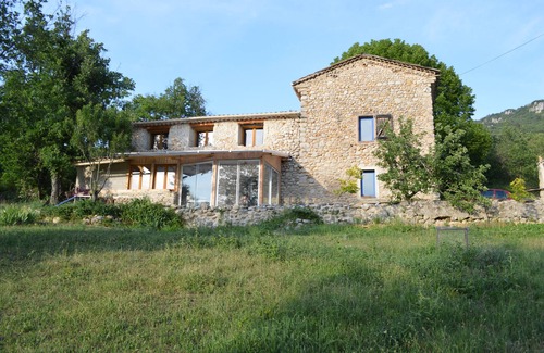 Estoublon Casa | Cerca de Verdon, un redil rodeado de naturaleza te invita a calmarte y relajarte.