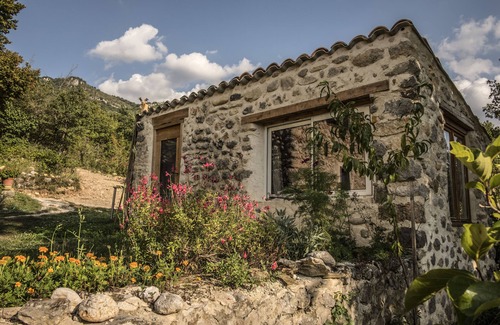 Estoublon Casa | Cerca de Verdon, un redil rodeado de naturaleza te invita a calmarte y relajarte.