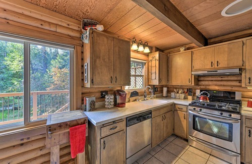 Pollock Pines Cabina | ¡NUEVO! 'Cabina ámbar' con bañera de hidromasaje, cerca de los viñedos superiores.