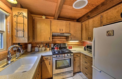 Pollock Pines Cabina | ¡NUEVO! 'Cabina ámbar' con bañera de hidromasaje, cerca de los viñedos superiores.