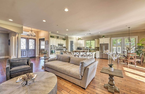 Hood Casa | ¡NUEVO! Lux Home w / Oasis al aire libre, 20mi a Sacramento!