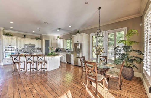 Hood Casa | ¡NUEVO! Lux Home w / Oasis al aire libre, 20mi a Sacramento!