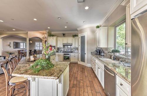 Hood Casa | ¡NUEVO! Lux Home w / Oasis al aire libre, 20mi a Sacramento!