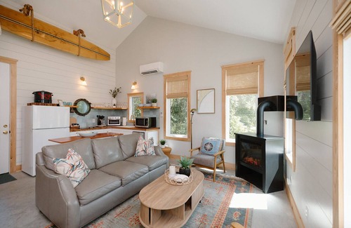 Wilmington Cabaña | Stunning Cottage Near Wrightsville Beach! Cozy~ King Bed~ FirePit ~Outdr Shower