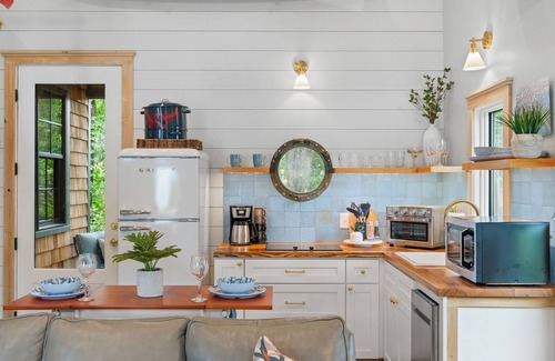 Wilmington Cabaña | Stunning Cottage Near Wrightsville Beach! Cozy~ King Bed~ FirePit ~Outdr Shower