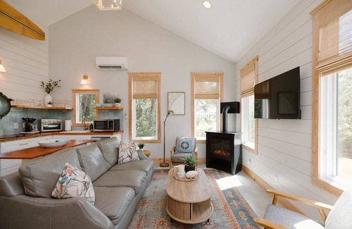 Wilmington Cabaña | Stunning Cottage Near Wrightsville Beach! Cozy~ King Bed~ FirePit ~Outdr Shower