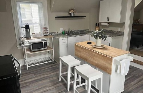 Bangor Apartamento | Nearby Cross Insurance center! Walk to Bangor Concerts!